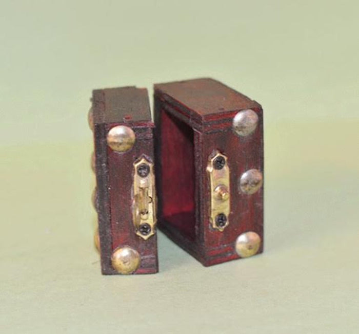 1:12 Dollhouse Miniature Antique Stud Clad Hope Chest BD N003