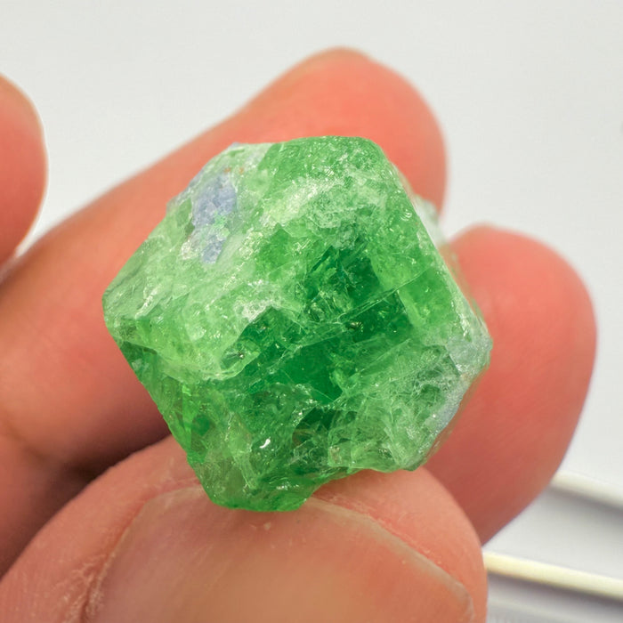 Tsavorite Crystal with bits of Tanzanite on it, 23.41ct, Merelani, Tanzania, Untreated Unheated
